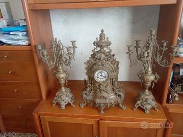 orologio vecchio con candelabri 