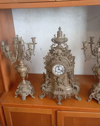 orologio vecchio con candelabri 