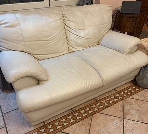 N. 2 divani letto in pelle bianca