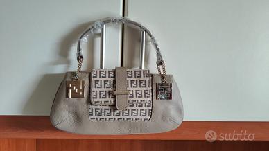 Borsetta elegante beige con dettagli dorati