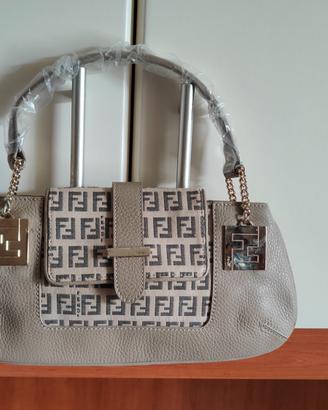 Borsetta elegante beige con dettagli dorati