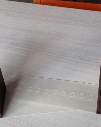 Reggilibri in legno con gechi