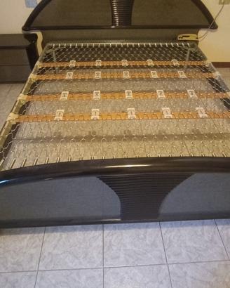 Letto con rete ortopedica più due comodini 