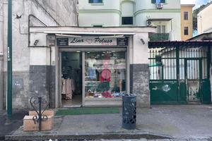 NEGOZIO A NAPOLI