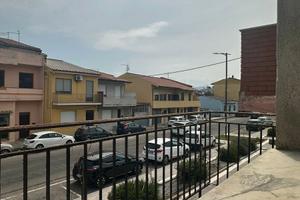 Stabile su due livelli con cortile