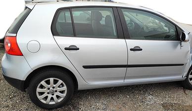 Ricambi Volkswagen Golf 1.6 FSI del 2004