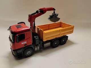 Camion con gru e pinza Bruder