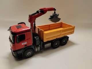 Camion con gru e pinza Bruder