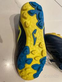 SCARPE CON TACCHETTI N. 32