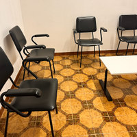 12 Sedie sala d'attesa e tavolini in omaggio