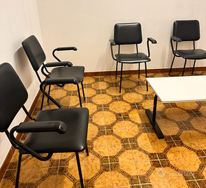 12 Sedie sala d'attesa e tavolini in omaggio