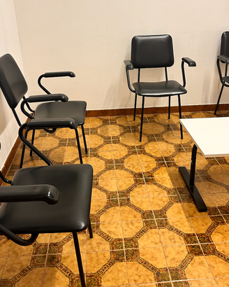 12 Sedie sala d'attesa e tavolini in omaggio