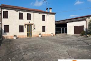 Ampia villetta a pochi passi dal centro