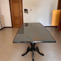 Tavolo in legno nero con vetro