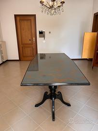 Tavolo in legno nero con vetro