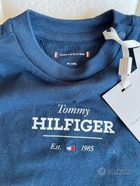 completo jeans e maglietta tommy hilfiger