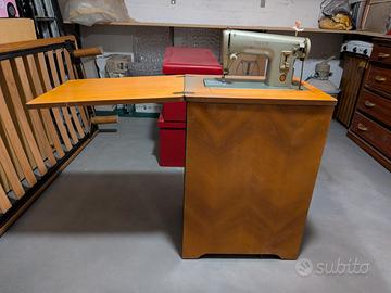 Macchina da cucire Singer vintage con mobile