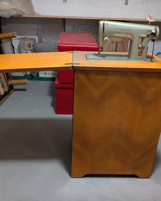 Macchina da cucire Singer vintage con mobile