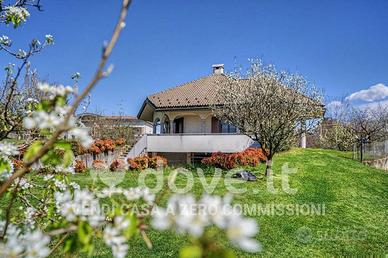 Villa di 300 m² con più di 5 locali a Cantù