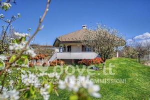 Villa di 300 m² con più di 5 locali a Cantù