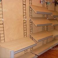 Libreria a mensole esposizione