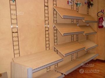 Libreria a mensole esposizione