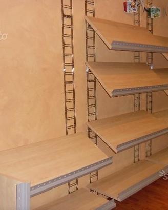 Libreria a mensole esposizione