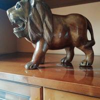 Leone in legno lavorato di media grandezza