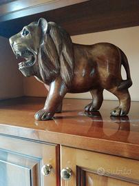 Leone in legno lavorato di media grandezza