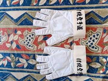 guanti karate per gare di kumite