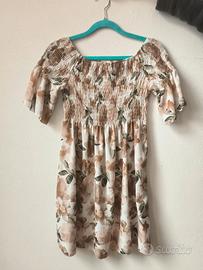 vestito con motivi floreali