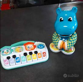 Baby filippo ippopotamo e pianola degli animali