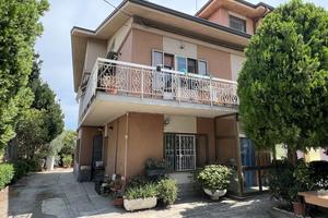 Soluzione con 2 appartamenti, 2 garage e corte