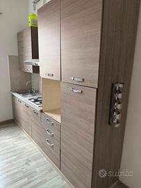 Cucina + tavolo da pranzo + letto + unità interna