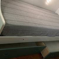 Lettino, scrivania , cassettoni, lampadario