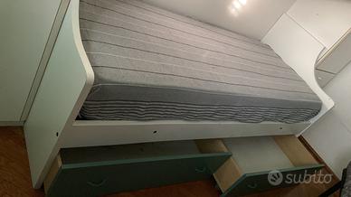 Lettino, scrivania , cassettoni, lampadario