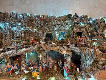 Presepe artigianale completo ed illuminato