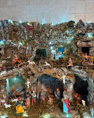 Presepe artigianale completo ed illuminato