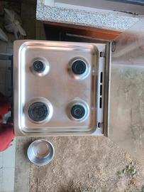 Cucina in inox 4 fuochi con forno. 