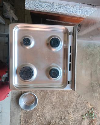 Cucina in inox 4 fuochi con forno. 