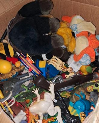 2 Scatoloni di giocattoli e peluche vari