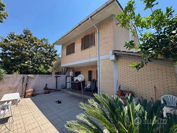 Villa di 270 m² con più di 5 locali e box auto a R