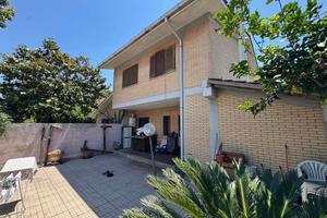 Villa di 270 m² con più di 5 locali e box auto a R