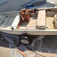 Motoscafo Boston Whaler 13 con motore Mercury 25 C