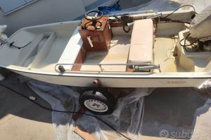 Motoscafo Boston Whaler 13 con motore Mercury 25 C