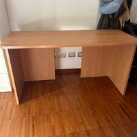 Scrivania in legno chiaro per  casa o ufficio