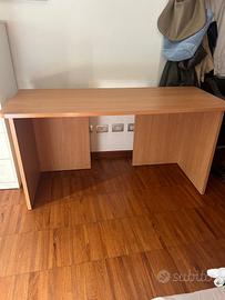 Scrivania in legno chiaro per  casa o ufficio