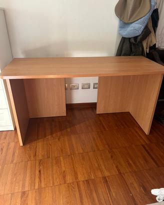 Scrivania in legno chiaro per  casa o ufficio