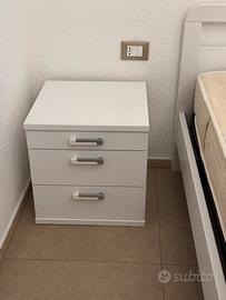 Comodini bianchi con cassetti