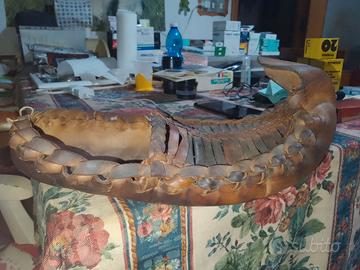 Centrotavola in pelle a forma di scarpa di Aladino